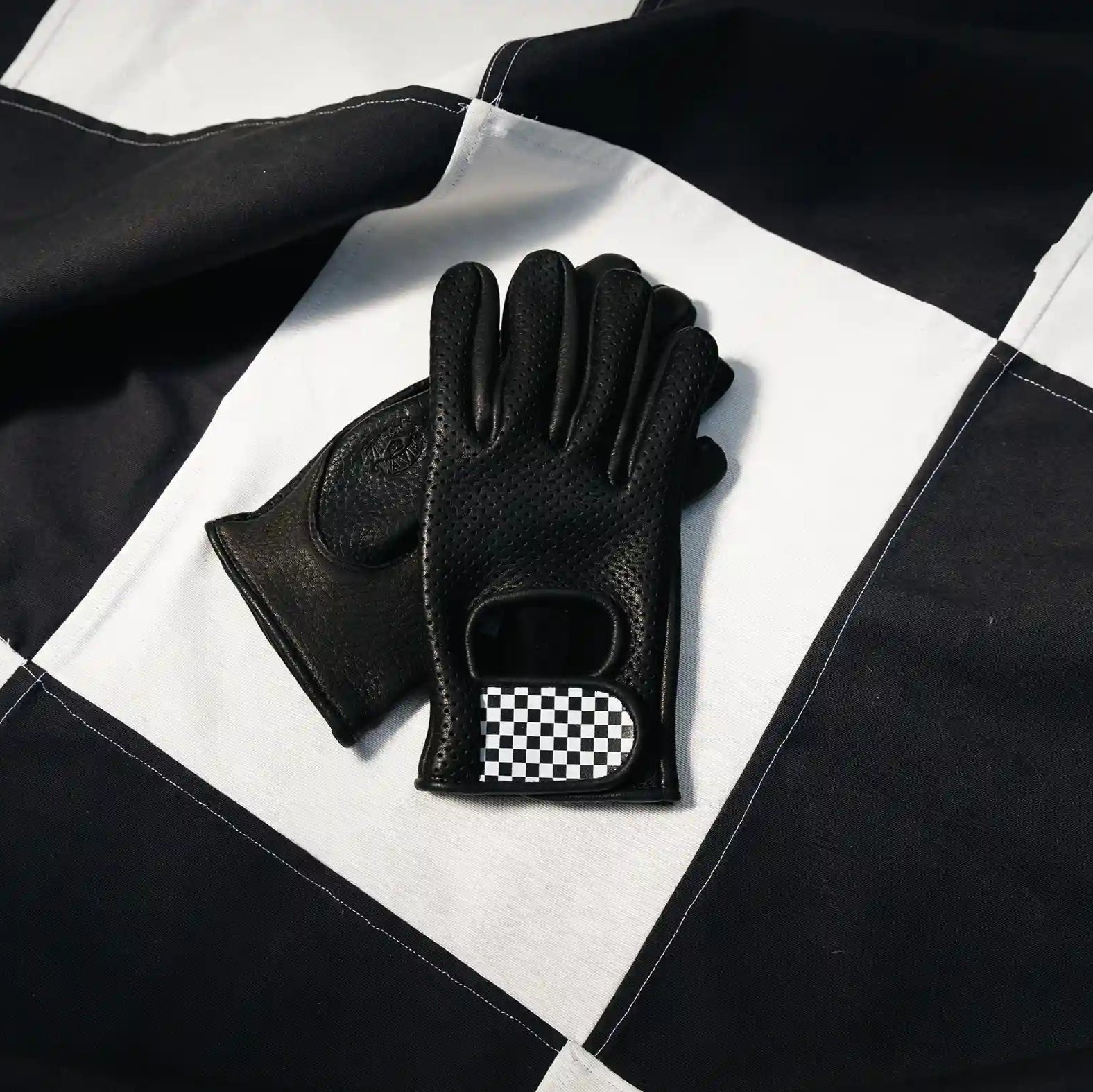 Dirt Gloves Wheels & Waves x Café in Black