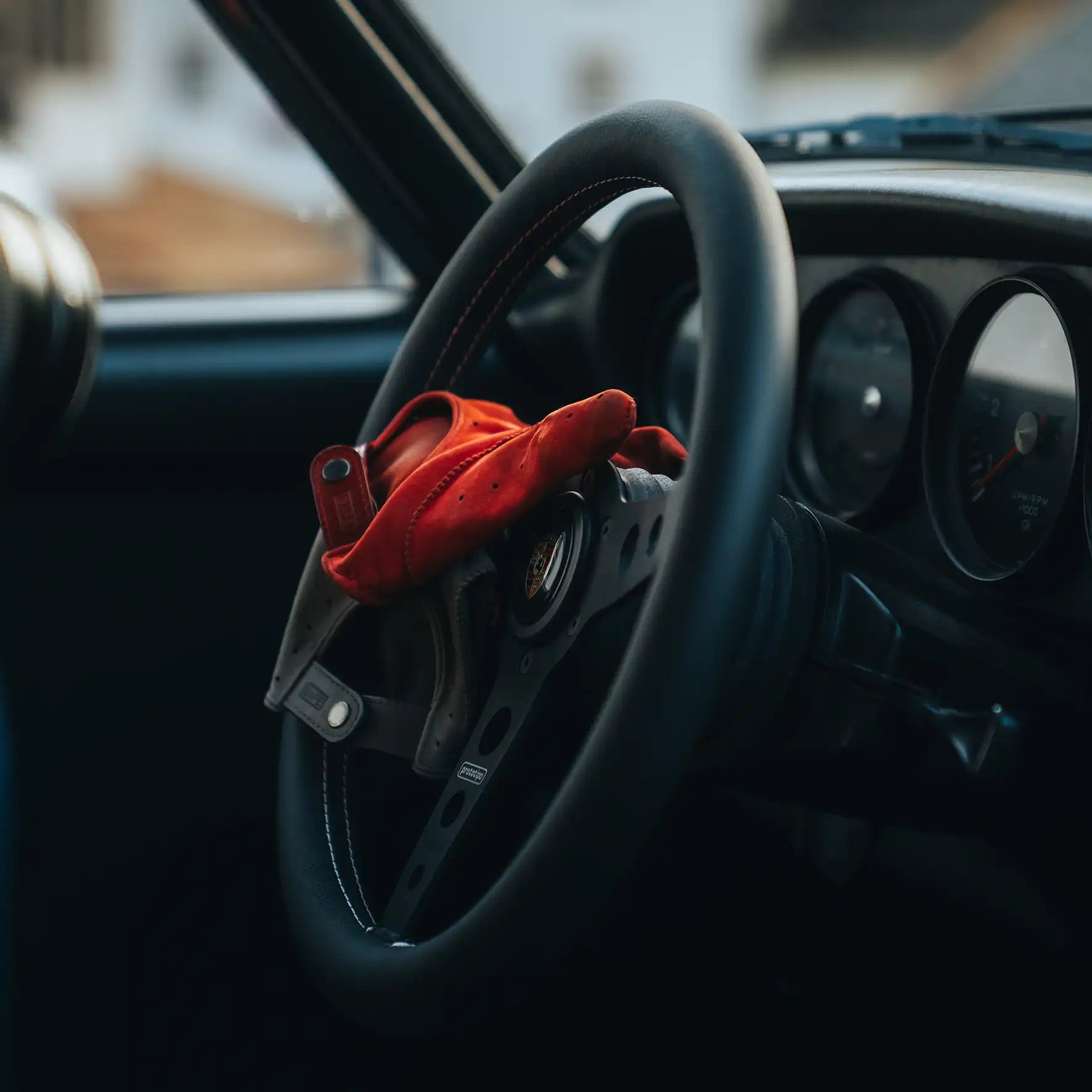 Driving Gloves in Camel & Black Coffee Suede