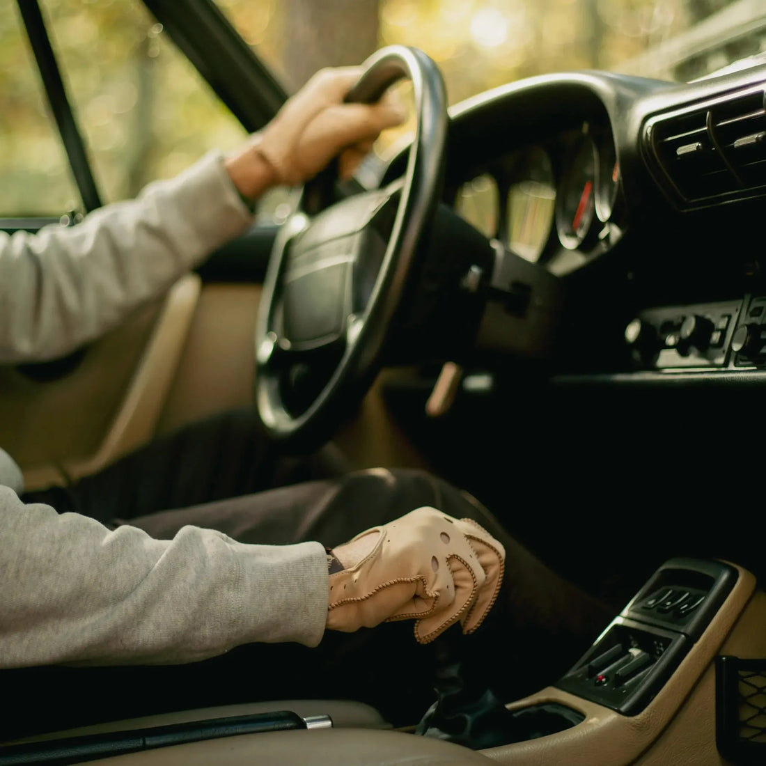 Driving Gloves in Sand Suede