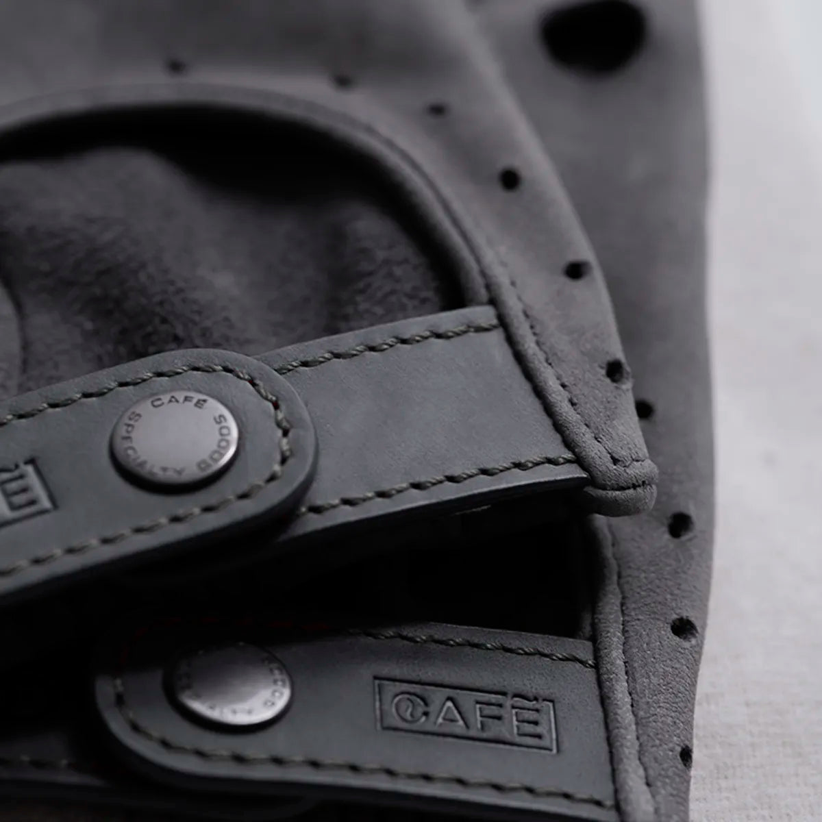 Driving Gloves in Grey Suede