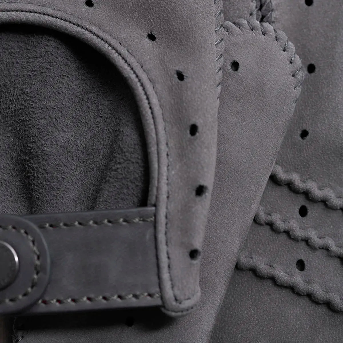 Driving Gloves in Grey Suede