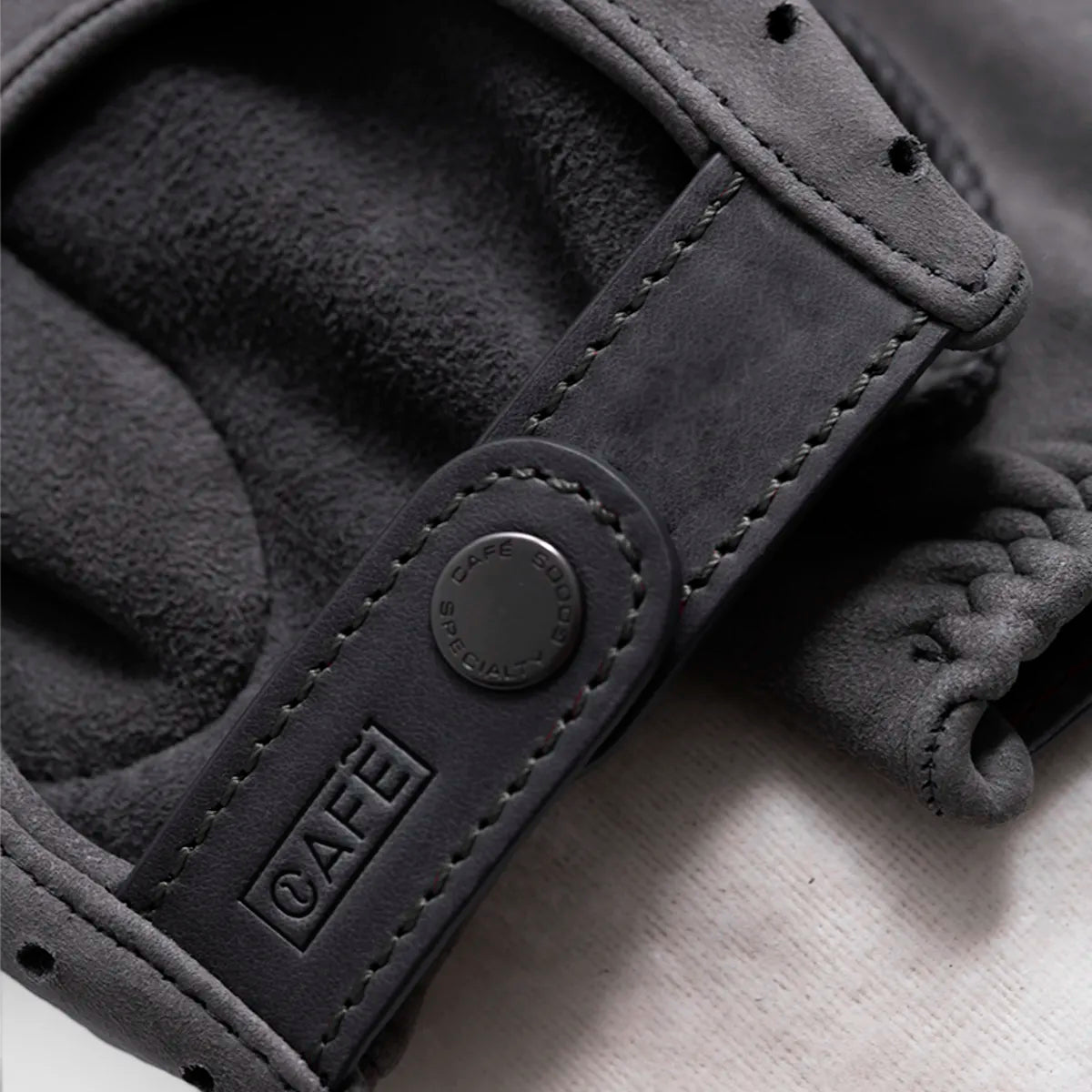 Driving Gloves in Grey Suede
