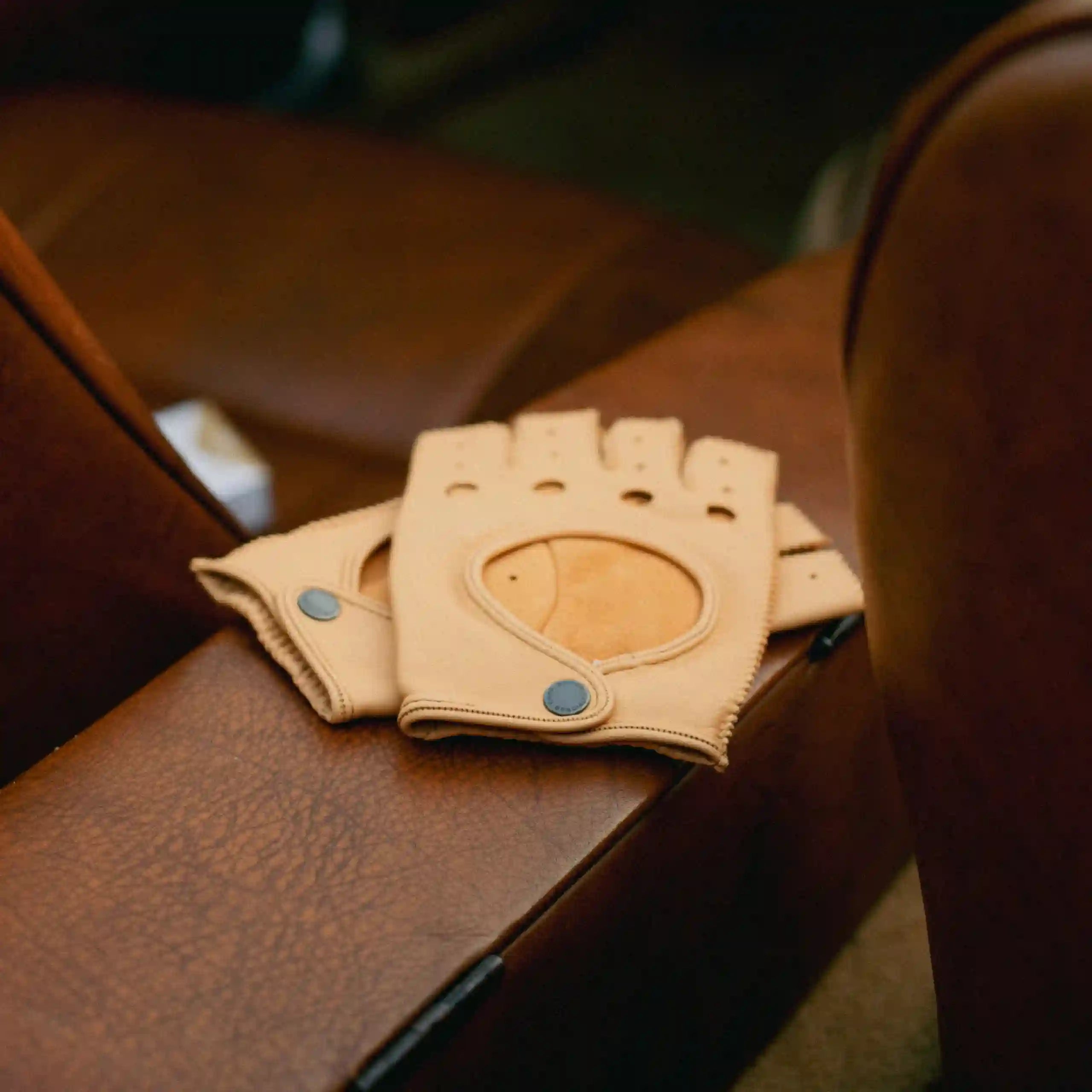 The Targa Fingerless Driving Gloves in Cream