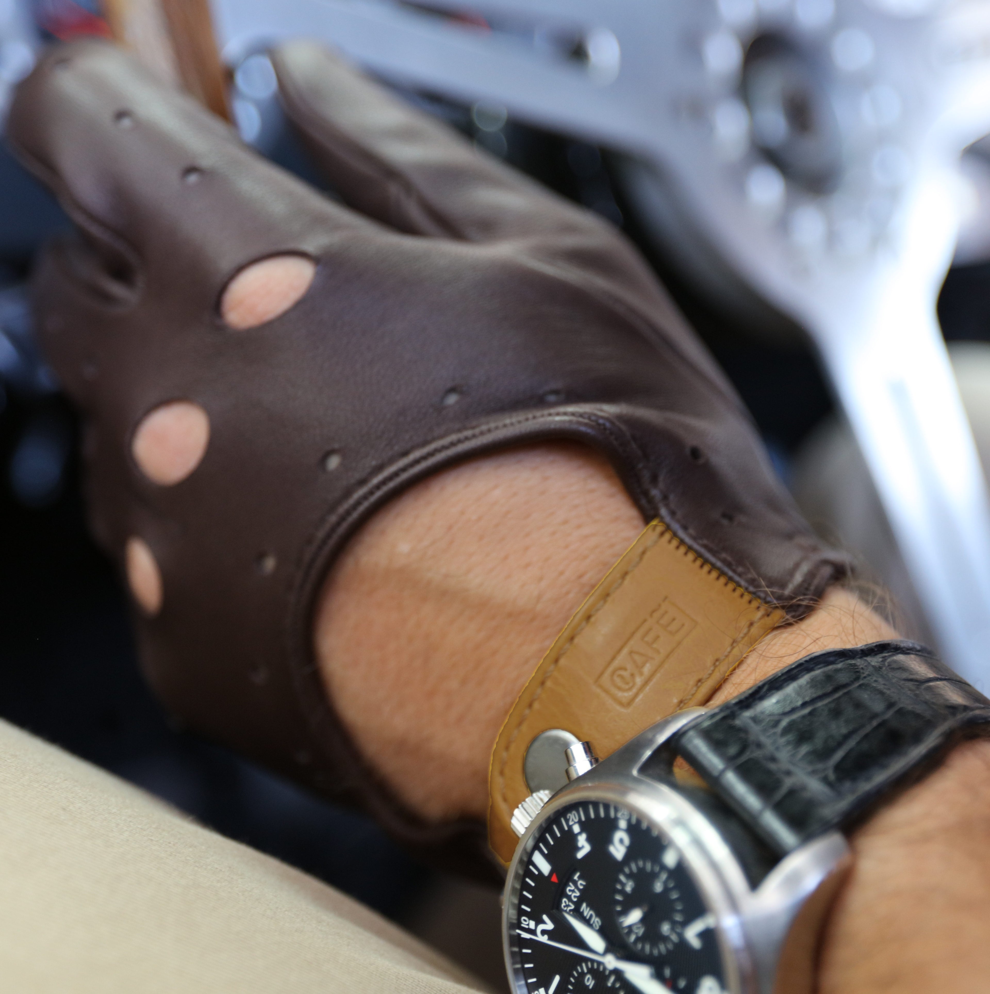 Triton Driving Gloves in Black Coffee