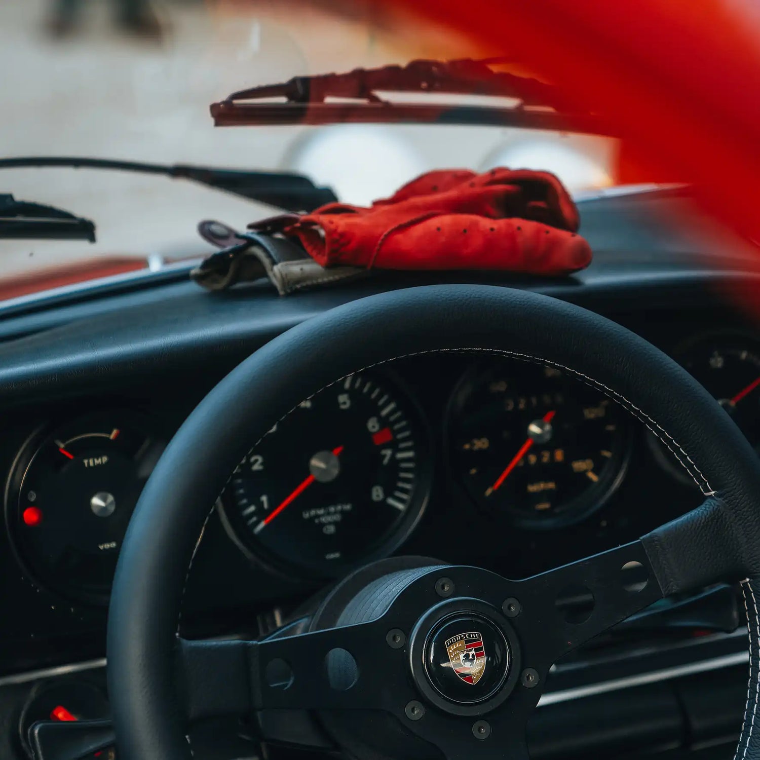 Driving Gloves in Camel &amp; Black Coffee Suede