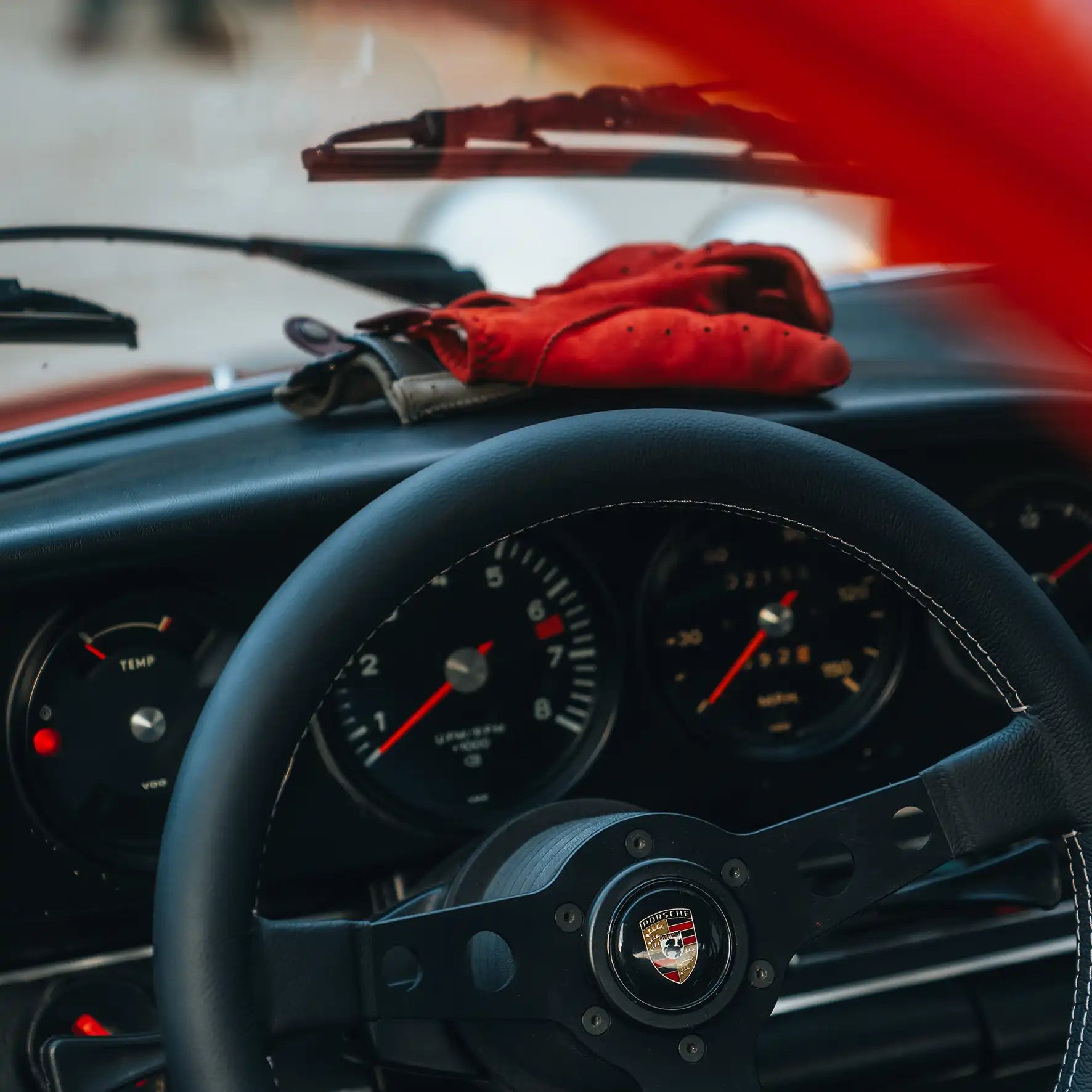 Driving Gloves in Camel &amp; Black Coffee Suede