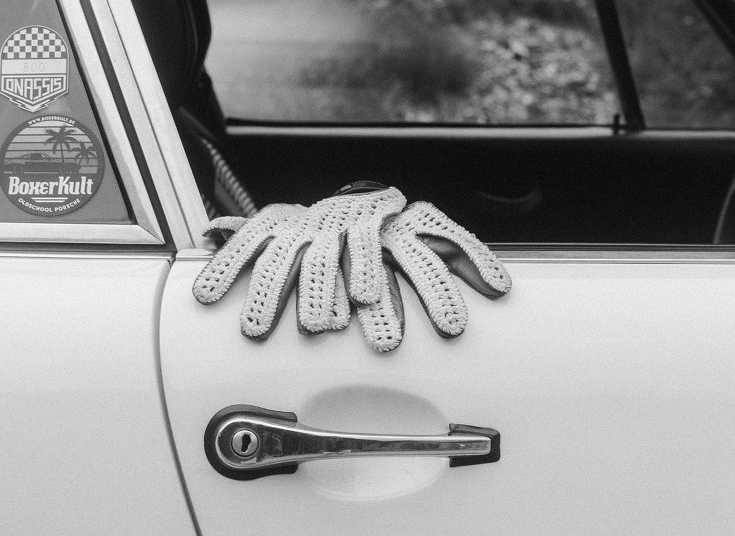 crochet-roasted-gloves-vintage-car