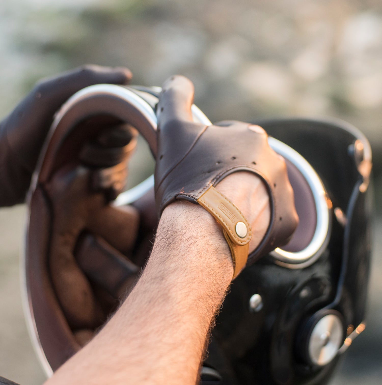 Triton Driving Gloves in Black Coffee
